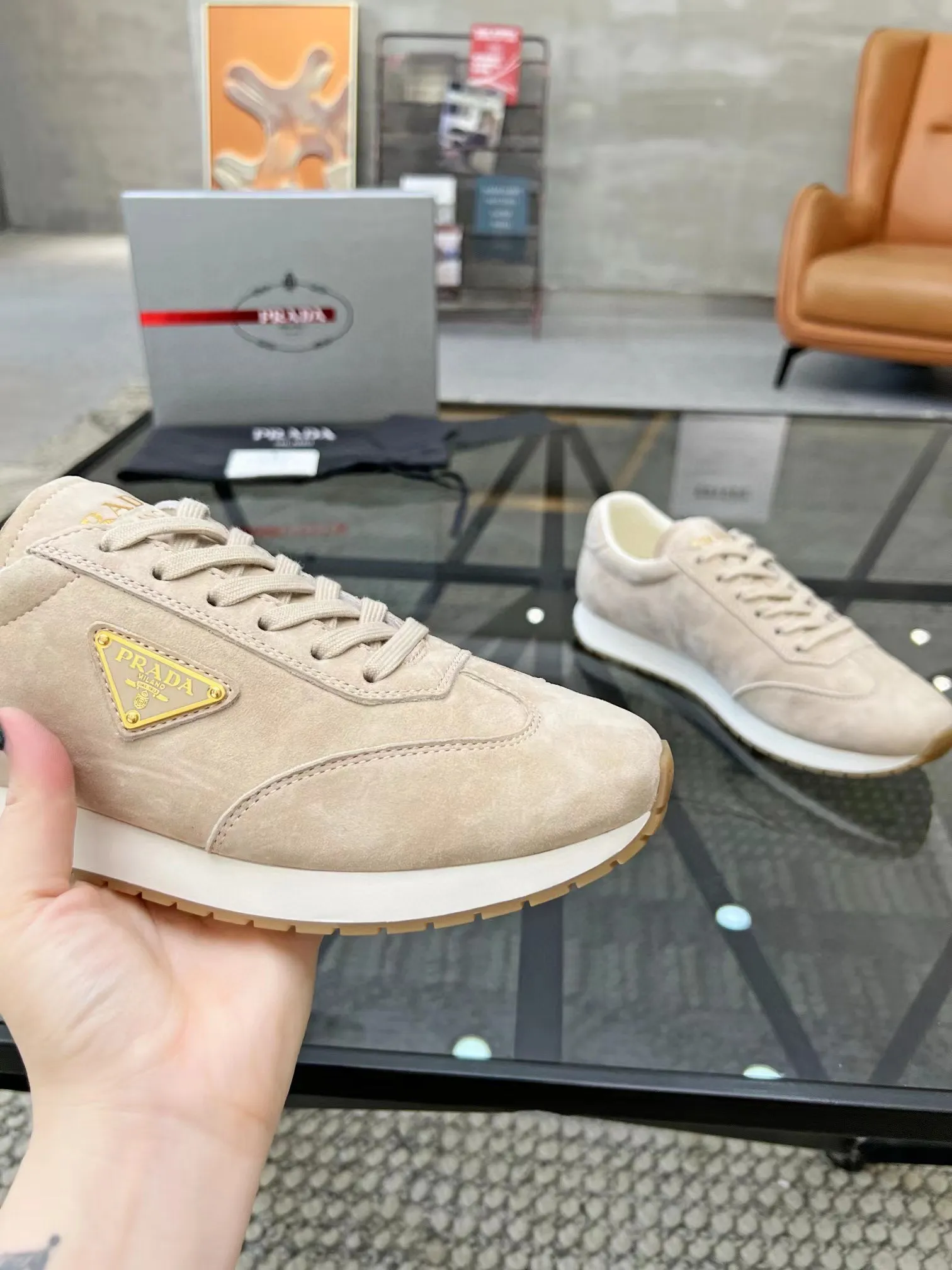 Factory price: 400💰Prada new men's leather sports shoes, the highest version on the market, any comparison is welcome🆚! The original leather has excellent texture and is super high-end! Fetal sheep net lining imported from Italy, removable pad! Luxurious materials and fine workmanship, highly recommended! Code number: 38-44, customized 45